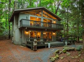 The Four Seasonal by AvantStay Hot Tub Spacious Deck Fire Pit，位于Pocono Pines的酒店