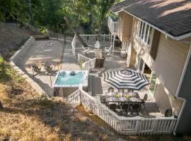 Hidden Oaks Farmhouse by AvantStay Hot Tub Deck