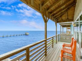 Waterfront Shared Boat Dock Pool w Views Ariel’s Grotto by AvantStay，位于帕德雷岛的酒店