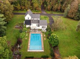 Clove by AvantStay Gorgeous Cottage w Pool Privacy Pool Table Close to Hunter Mountain，位于Palenville的酒店