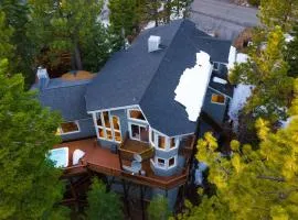 Sparrow by AvantStay Modern Mountain Retreat w Hot Tub Pool Table Games