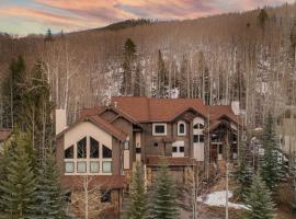 Highline by AvantStay Breathtaking Mountain Home w Hot Tub Views，位于范尔的酒店