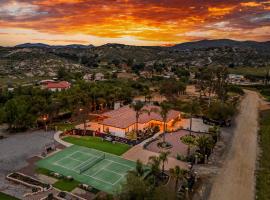 Breathtaking Meadows by AvantStay Temecula Group Retreat Pool Pickleball Firepit Hot Tub，位于蒂梅丘拉的酒店