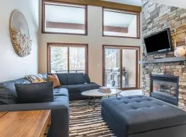 Cloud 9 by AvantStay Located at the Base of Vail Ski Resort w Community Pool Hot Tub