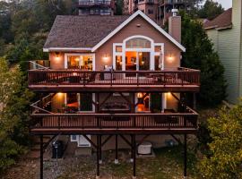 Hot Tub Fire Pit Game Room Amazing Deck Views Sky Canyon Lodge by AvantStay，位于Blue Jay的酒店