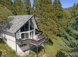 The Matterhorn Manor by AvantStay Harry Potter Inspired A-Frame Home w Hot Tub Views，位于Crestline的酒店