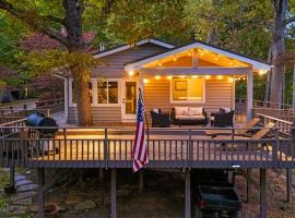 Cabin in the Sky by AvantStay Deck w Views，位于Leicester的酒店