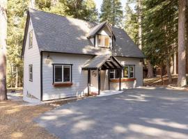 Sweet Pine Deck Hot Tub Cozy Modern Interior Close to Ski Resort，位于Pomins的酒店