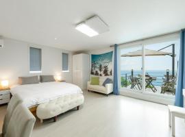 Namhae Sea and View Pool Villa Pension，位于南海郡的酒店