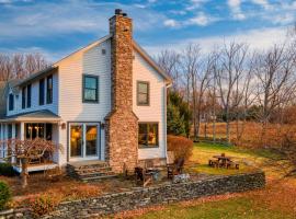 Catskill Park Farm by AvantStay Huge Yard Fire Pit Near Windham Ski Resort，位于Prattsville的酒店