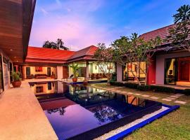 Frangipani pool villa - garden, BBQ & maid，位于奈汉海滩的酒店