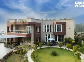 StayVista at Meeraas with Balcony, Heater & Lawn