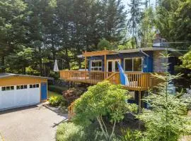 Coupeville Mid-Century Bungalow by AvantStay