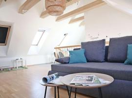 geräumige Dachgeschoßwohnung，位于Tattendorf的酒店