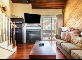 Cozy Condo in Mammoth with 2 parking spots and heated pool!，位于马姆莫斯湖的酒店
