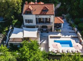 City Beach Villa with Pool and Sea View，位于杜布罗夫尼克的酒店