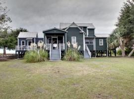 1111 Middle Street by AvantStay Charming Historic Cottage Featured in Dear John Movie Beach Access，位于沙利文的岛的酒店