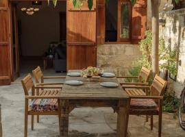 The Yard Traditional Residence，位于Vasa Kilaniou的酒店