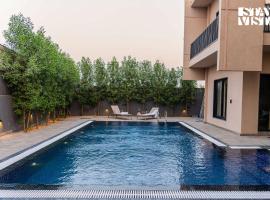 StayVista at Urban Escape - 2 Pools, Lawn & WiFi，位于斋浦尔的酒店