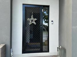 Self-contained Flat，位于Clyde North的酒店