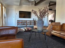 Charming One Bedroom Apartment near a Forest，位于索波特的酒店