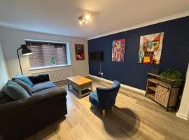 Superb Central Flat, 3 mins to Station and Parking