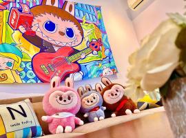 Legoland - HappyWonder Suite for Family ,Cozy, Wifi with Nice Garden Pool View!，位于努沙再也的带按摩浴缸的酒店