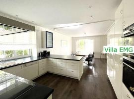 Ferienhaus Villa EMG Celle nah Hannover mit Pool, Kamin, Garten, Teich, Wald, Partyraum für Familien Gruppen bis 22 Personen，位于策勒的酒店