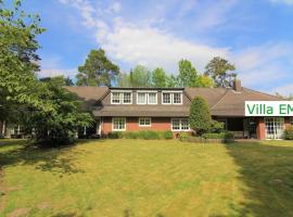 Ferienhaus Villa EMG Celle nah Hannover mit Pool, Kamin, Garten, Teich, Wald, Partyraum für Familien Gruppen bis 22 Personen，位于策勒的酒店