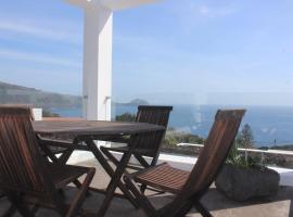 Sky T2, Vista Mar e Piscina em Varadouro, Faial，位于Capelo的酒店
