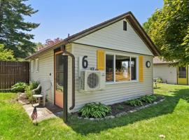 Chippewa Bluffs Resort Combined 3BR 3BA Cabins，位于Barryton的酒店