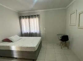 Quarto casal em casa compartilhada