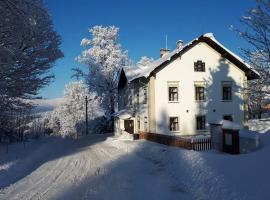 Stará Škola Hedeč，位于克拉利基的公寓式酒店