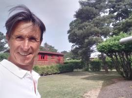 Roulotte atypique calme au milieu de la verdure，位于Chazey-sur-Ain的酒店