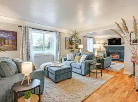 2 Mi to Downtown Flushing Spacious Retreat!，位于弗林特的酒店