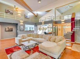 7 Mi to Skiing Lake George Home with Large Patio，位于昆斯伯里的酒店