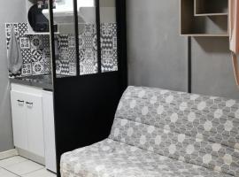 "Charmant"studio avec balcon，位于拉肖的酒店
