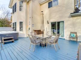 Fire Pit and Hot Tub Peaceful Poconos Farms Getaway，位于托比汉纳的酒店