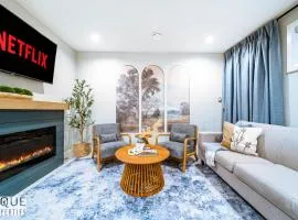 Stunning Suite-Hot tub-KingBed-Fireplace-Mins-YEG