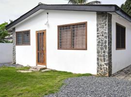 The Ardens, A Cozy Guest Chalet，位于Yakakope的酒店