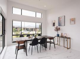 Bright and Chic House at Throsby with 4 Bedrooms，位于Harrison的酒店