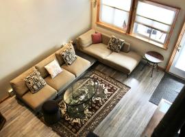 Modern Cabin-Style Loft in Vail On Shuttle Route，位于范尔的酒店