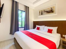 RedDoorz Plus Near SP Plaza Batu Aji Batam，位于Sagulung的酒店