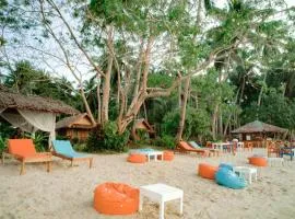 夕阳暮色山林小屋