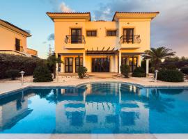 Beachfront Villa with Private Pool and Exotic Fruit Garden，位于皮拉的酒店