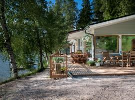 Lakeside Villa next to Nuuksio National Park, in addition Hot Tub and Breakfast，位于Otalampi的别墅