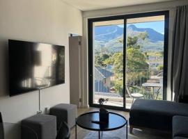 2 or 1 Bed Luxury Flat - George Mountain View with Pool，位于乔治的酒店