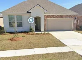 Spacious 4-bedroom house with WiFi, in peaceful Slidell with Lake in backyard