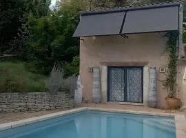 Maisonnette bord de piscine