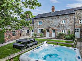 School House, cosy cottage for 12 with hot tub in the Peak District，位于利克的酒店